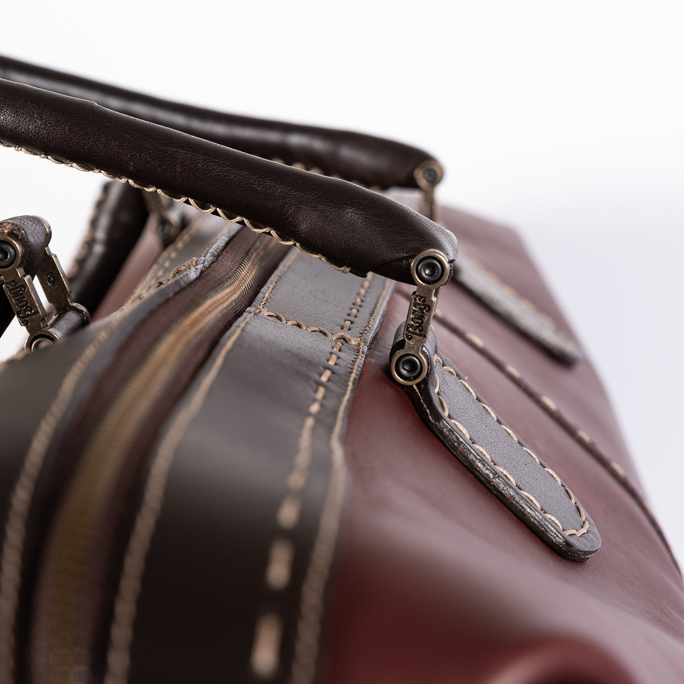 Sechaba : Leather Travel Bag in Raisin Relaxa