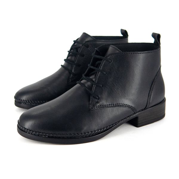 Chikelu : Ladies Leather Ankle Boot in Black Relaxa