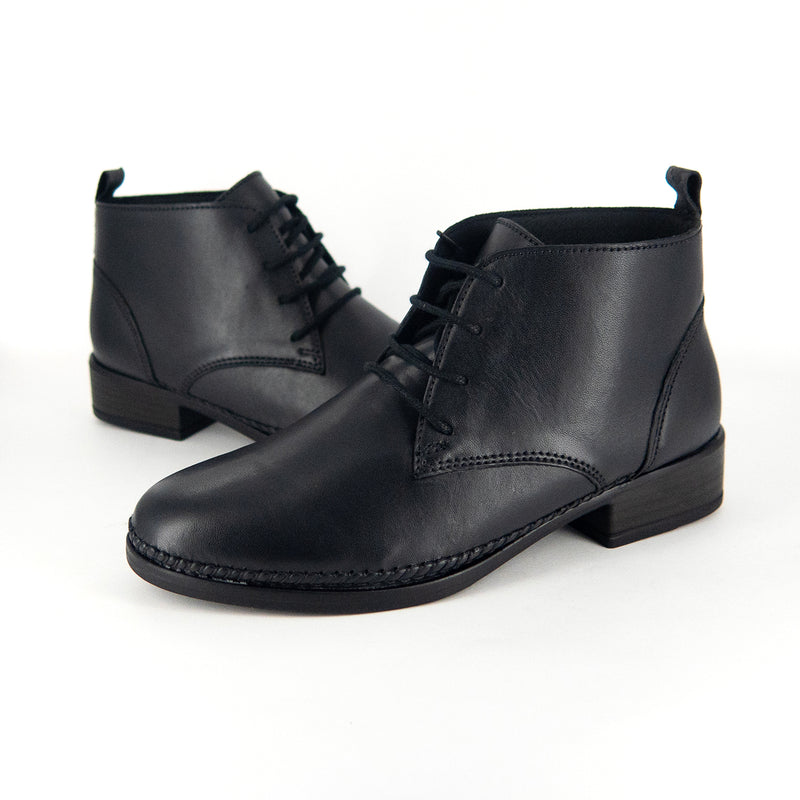 Chikelu : Ladies Leather Ankle Boot in Black Relaxa