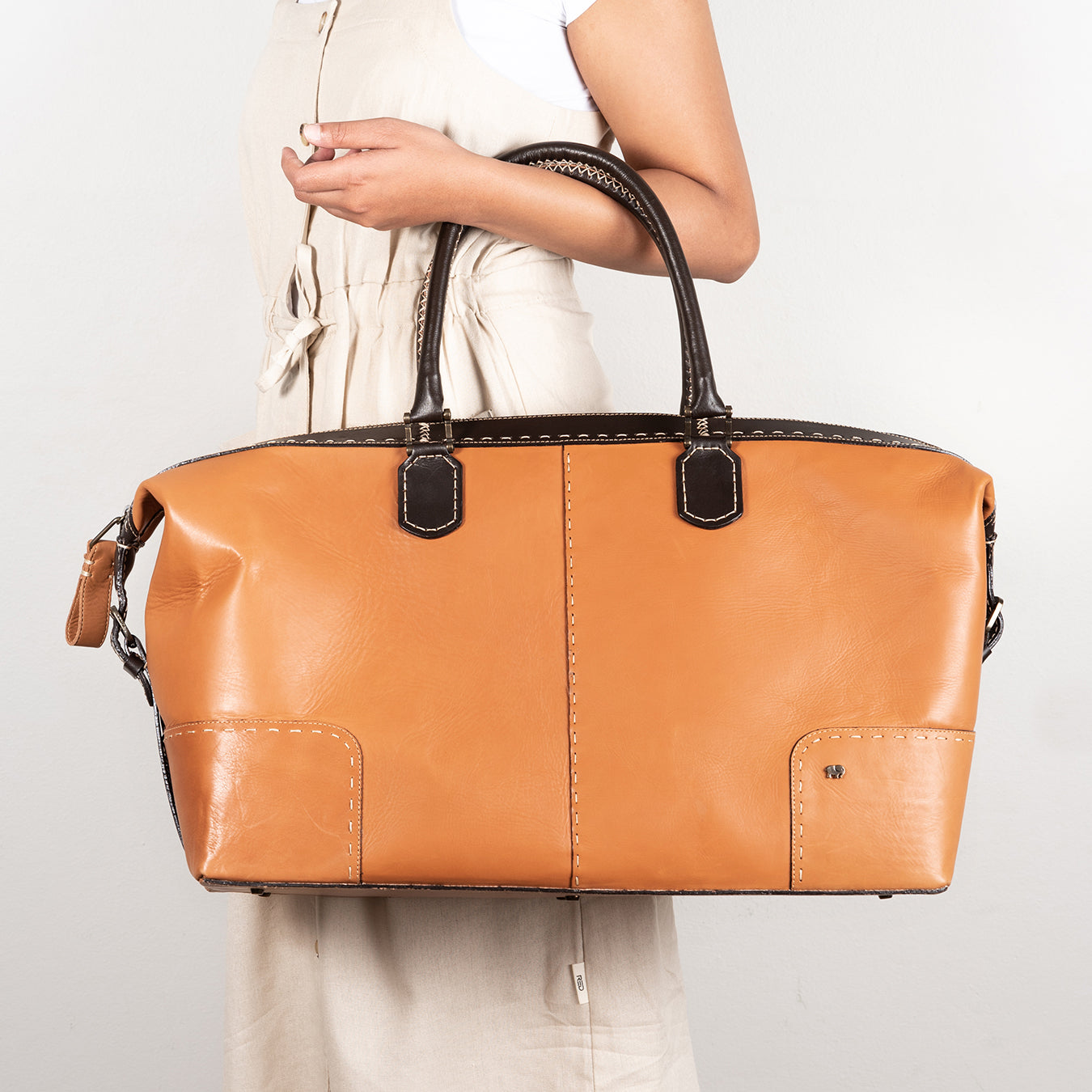 Sechaba : Leather Travel Bag in Hazel Relaxa